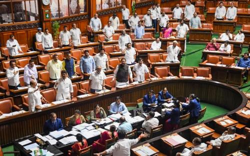 കർണാടകയിൽ ബജറ്റ് സമ്മേളനത്തിനിടെ എംഎൽഎയെന്ന വ്യാജേന നിയമസഭയ്ക്കുള്ളിൽ കടന്നയാൾ പിടിയിൽ കർണാടകയിൽ ബജറ്റ് സമ്മേളനത്തിനിടെ എംഎൽഎയെന്ന വ്യാജേന നിയമസഭയ്ക്കുള്ളിൽ കടന്നയാൾ പിടിയിൽ