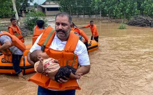 ഹിമാചൽ പ്രദേശിൽ സ്ഥിതി ഗുരുതരം; മഴ തുടരുന്നു ഹിമാചൽ പ്രദേശിൽ സ്ഥിതി ഗുരുതരം; മഴ തുടരുന്നു