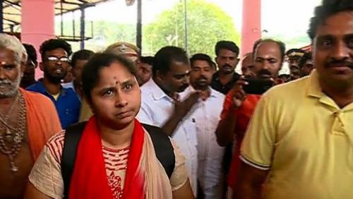 ശബരിമലയിലേക്കെന്നാരോപിച്ച് യുവതിയെ തട‍ഞ്ഞു