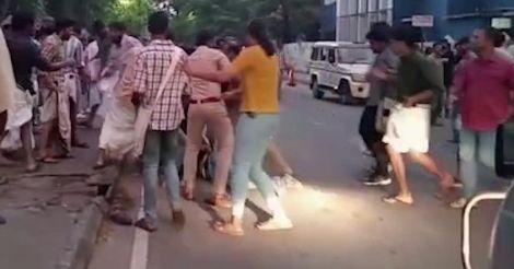 മഹാരാജാസ് കോളേജിലെ സംഘർഷം; നാലുപേർ അറസ്റ്റിൽ മഹാരാജാസ് കോളേജിലെ സംഘർഷം; നാലുപേർ അറസ്റ്റിൽ