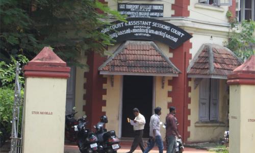 നടി­ ആക്രമി­ക്കപ്പെ­ട്ട കേ­സ് : വി­ചാ­രണ വൈ­കി­പ്പി­ക്കാൻ ശ്രമമെ­ന്ന് കോ­ടതി­