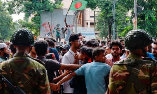 പ്രതിഷേധം കെട്ടടങ്ങാതെ ബംഗ്ലാദേശ്; എല്ലാ ജഡ്ജിമാരുടെയും രാജി വേണമെന്ന് ആവശ്യപ്പെട്ട് സുപ്രീംകോടതി വളഞ്ഞ് വിദ്യാർത്ഥികൾ പ്രതിഷേധം കെട്ടടങ്ങാതെ ബംഗ്ലാദേശ്; എല്ലാ ജഡ്ജിമാരുടെയും രാജി വേണമെന്ന് ആവശ്യപ്പെട്ട് സുപ്രീംകോടതി വളഞ്ഞ് വിദ്യാർത്ഥികൾ