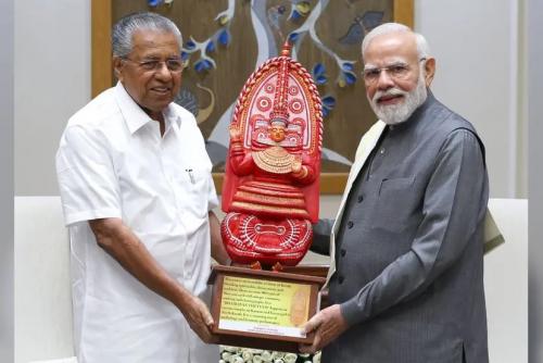 ഭൈരവൻ തെയ്യത്തിന്റെ ശിൽപ്പം മോദിക്ക് സമ്മാനിച്ച് മുഖ്യമന്ത്രി പിണറായി വിജയൻ ഭൈരവൻ തെയ്യത്തിന്റെ ശിൽപ്പം മോദിക്ക് സമ്മാനിച്ച് മുഖ്യമന്ത്രി പിണറായി വിജയൻ