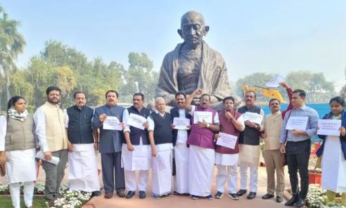 ബഫർ സോൺ; പാർലമെന്റ് വളപ്പിൽ യു.ഡി.എഫ് എം.പിമാരുടെ പ്രതിഷേധം