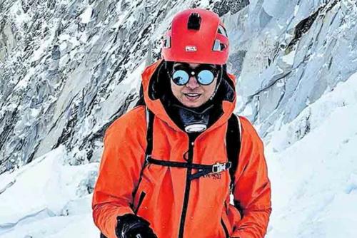 സഫ്രീന ലത്തീഫ്, എവറസ്റ്റ് കൊടുമുടി കീഴടക്കിയ ആദ്യമലയാളി വനിത സഫ്രീന ലത്തീഫ്, എവറസ്റ്റ് കൊടുമുടി കീഴടക്കിയ ആദ്യമലയാളി വനിത