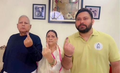 “ബിഹാറില്‍ പുതിയ സര്‍ക്കാര്‍ വരും”; ലാലു പ്രസാദ് യാദവും തേജസ്വിയും കുടുംബവും വോട്ട് രേഖപ്പെടുത്തി