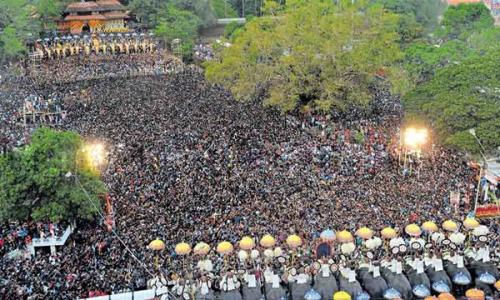 വർണ വിസ്മയം തീർത്ത് പൂരം