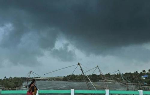 അറബിക്കടലിൽ ന്യൂനമർദ്ദം; കേരള തീരത്ത് ചുഴലിക്കാറ്റിന് സാധ്യത അറബിക്കടലിൽ ന്യൂനമർദ്ദം; കേരള തീരത്ത് ചുഴലിക്കാറ്റിന് സാധ്യത