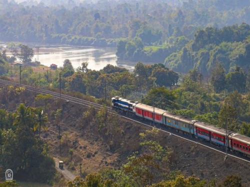 നാലു ട്രെയിൻ സർവീസുകൾ റദ്ദാക്കി നാലു ട്രെയിൻ സർവീസുകൾ റദ്ദാക്കി