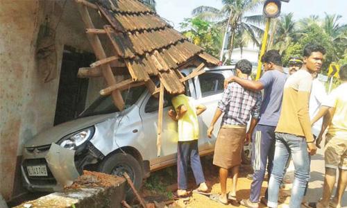 കാർ വീട്ടിനുള്ളിലേക്ക് ഇടിച്ചുകയറി കാർ വീട്ടിനുള്ളിലേക്ക് ഇടിച്ചുകയറി