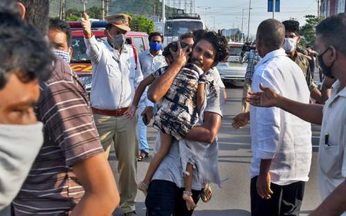 വിഷവാതകച്ചോർച്ചയിൽ മരണം 11 ആയി: വിദഗ്‌ദ്ധസംഘത്തെ അയക്കുമെന്ന് കേന്ദ്രം      