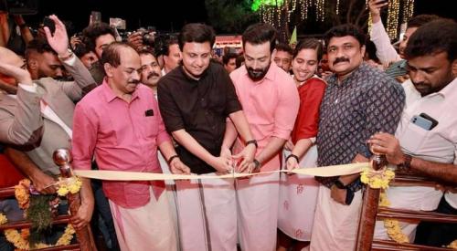 കേരളത്തിലെ ഏറ്റവും നീളം കൂടിയ കാൽനട മേൽപാലം നാടിന് സമർപ്പിച്ചു കേരളത്തിലെ ഏറ്റവും നീളം കൂടിയ കാൽനട മേൽപാലം നാടിന് സമർപ്പിച്ചു