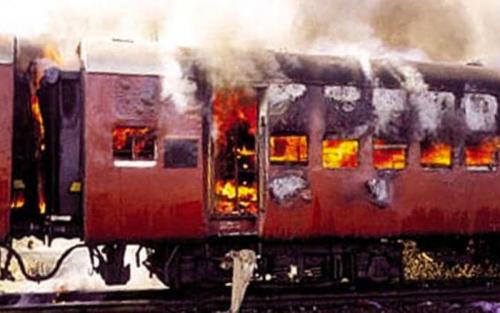 ഗോധ്ര ട്രെയിൻ തീവെപ്പ് കേസ്: എട്ട് പ്രതികൾക്ക് ജാമ്യം ഗോധ്ര ട്രെയിൻ തീവെപ്പ് കേസ്: എട്ട് പ്രതികൾക്ക് ജാമ്യം