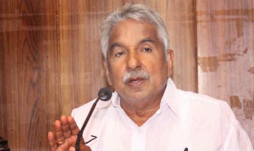 ഇന്ധനവില വർ‍ദ്ധന; കേന്ദ്ര− സംസ്ഥാന സർ‍ക്കാരുകൾ‍ നികുതി കുറയ്ക്കണമെന്ന് ഉമ്മൻചാണ്ടി