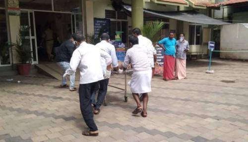 കോഴിക്കോട് കിണർ നിർമ്മാണത്തിനിടെ മണ്ണിടിഞ്ഞ് വീണ് തൊഴിലാളി മരിച്ചു; രണ്ട് പേരെ രക്ഷപ്പെടുത്തി കോഴിക്കോട് കിണർ നിർമ്മാണത്തിനിടെ മണ്ണിടിഞ്ഞ് വീണ് തൊഴിലാളി മരിച്ചു; രണ്ട് പേരെ രക്ഷപ്പെടുത്തി