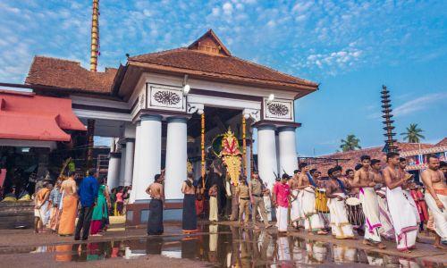 വൈക്കം മഹാദേവ ക്ഷേത്രത്തിലും സ്വർണക്കൊള്ള; വഴിപാടായി കിട്ടിയ 28 പവൻ നഷ്ടപ്പെട്ടു വൈക്കം മഹാദേവ ക്ഷേത്രത്തിലും സ്വർണക്കൊള്ള; വഴിപാടായി കിട്ടിയ 28 പവൻ നഷ്ടപ്പെട്ടു