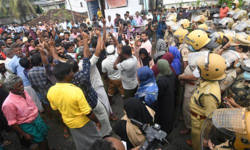 ആവിക്കല്‍ തോട് മാലിന്യസംസ്‌കരണ പ്ലാന്റിനെതിരായ സമരപ്പന്തല്‍ പൊളിച്ചുമാറ്റിയ നിലയിൽ