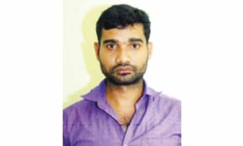 സ്വർണ ബിസ്കറ്റുകളും പണവുമായി യുവാവ് പിടിയിൽ സ്വർണ ബിസ്കറ്റുകളും പണവുമായി യുവാവ് പിടിയിൽ