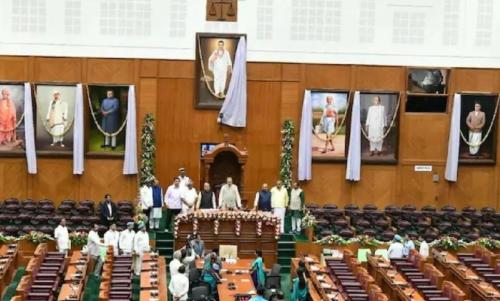 കർണാടക നിയമസഭയ്ക്കുള്ളിൽ സവർക്കറുടെ ഛായാചിത്രം; പ്രതിഷേധവുമായി പ്രതിപക്ഷം കർണാടക നിയമസഭയ്ക്കുള്ളിൽ സവർക്കറുടെ ഛായാചിത്രം; പ്രതിഷേധവുമായി പ്രതിപക്ഷം
