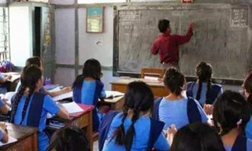 അറ്റൻഡൻസ് മാർക്ക് ചെയ്തില്ല, ശമ്പളം കുറയ്ക്കും'; മരിച്ച മൂന്ന് അധ്യാപകർക്ക് വിദ്യാഭ്യാസവകുപ്പിൻ്റെ കാരണം കാണിക്കൽ നോട്ടീസ്