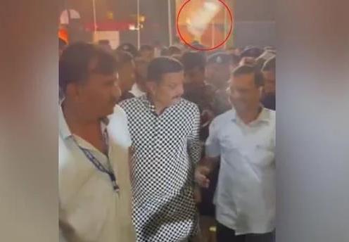 അരവിന്ദ് കേജരിവാളിനു നേരെ കുപ്പിയേറ് അരവിന്ദ് കേജരിവാളിനു നേരെ കുപ്പിയേറ്