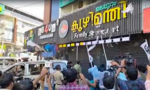 ഭക്ഷ്യവിഷബാധയേറ്റ് നഴ്സ് മരിച്ച സംഭവം; ഡി.വൈ.എഫ്.ഐ പ്രവർത്തകർ ഹോട്ടൽ അടിച്ചു തകർത്തു ഭക്ഷ്യവിഷബാധയേറ്റ് നഴ്സ് മരിച്ച സംഭവം; ഡി.വൈ.എഫ്.ഐ പ്രവർത്തകർ ഹോട്ടൽ അടിച്ചു തകർത്തു