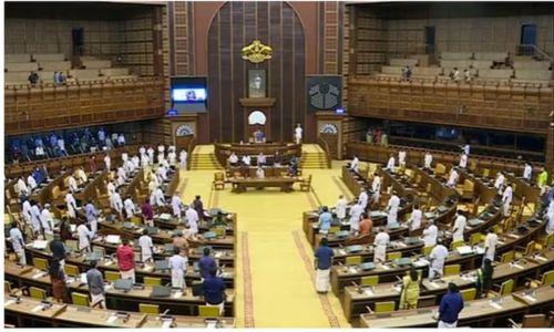 സോളാര് പീഡനക്കേസ്; സഭയില് ചർച്ച തുടങ്ങി, ഇടതുപക്ഷം ഉമ്മൻ ചാണ്ടിയോട് മാപ്പ് പറയണമെന്ന് പ്രതിപക്ഷം സോളാര് പീഡനക്കേസ്; സഭയില് ചർച്ച തുടങ്ങി, ഇടതുപക്ഷം ഉമ്മൻ ചാണ്ടിയോട് മാപ്പ് പറയണമെന്ന് പ്രതിപക്ഷം