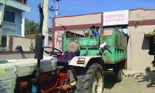 മാ­ധ്യമ പ്രവർത്തകന്റെ­ മൃ­തദേ­ഹം മാ­ലി­ന്യ വണ്ടിയിൽ ആശു­പത്രി­യി­ലെ­ത്തി­ച്ചത് വി­വാ­ദമായി
