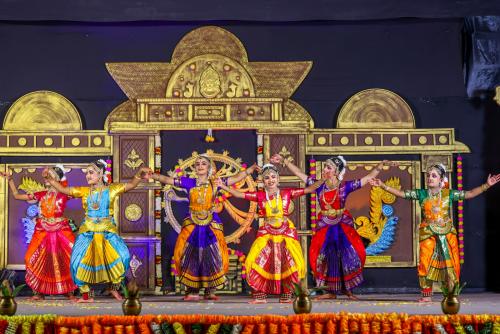 നൃത്ത അരങ്ങേറ്റം നടത്തി കലാകേന്ദ്ര ആർട്സ് സെന്ററിലെ വിദ്യാർത്ഥികൾ നൃത്ത അരങ്ങേറ്റം നടത്തി കലാകേന്ദ്ര ആർട്സ് സെന്ററിലെ വിദ്യാർത്ഥികൾ