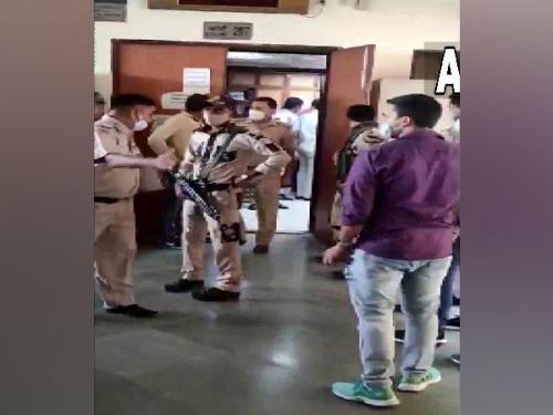 ഡൽഹിയിൽ കോടതിക്കുള്ളിൽ വെടിവയ്പ്; മൂന്ന് മരണം ഡൽഹിയിൽ കോടതിക്കുള്ളിൽ വെടിവയ്പ്; മൂന്ന് മരണം