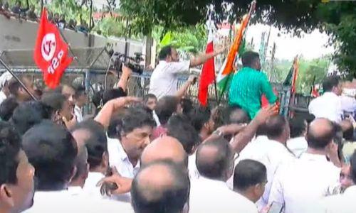 സോളാർ ഗൂഢാലോചനയിൽ പങ്ക്; കെ.ബി ഗണേഷ് കുമാറിന്റെ ഓഫീസിലേക്ക് യുഡിഎഫ് മാർച്ച്, സംഘർഷം സോളാർ ഗൂഢാലോചനയിൽ പങ്ക്; കെ.ബി ഗണേഷ് കുമാറിന്റെ ഓഫീസിലേക്ക് യുഡിഎഫ് മാർച്ച്, സംഘർഷം
