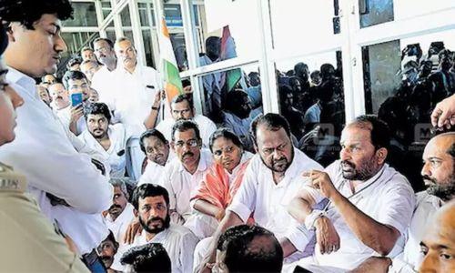പാലിയേക്കര ടോൾ പ്ലാസ സമരം: കോണ്ഗ്രസ് എം.പിമാർക്കും കണ്ടാലറിയാവുന്ന 145 പേര്ക്കുമെതിരെ കേസ് പാലിയേക്കര ടോൾ പ്ലാസ സമരം: കോണ്ഗ്രസ് എം.പിമാർക്കും കണ്ടാലറിയാവുന്ന 145 പേര്ക്കുമെതിരെ കേസ്