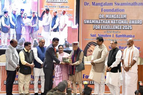 പ്രവാസി ഭാരതീയ എക്‌സലൻസ് അവാർഡ് പമ്പാവാസൻ നായർക്ക് സമ്മാനിച്ചു