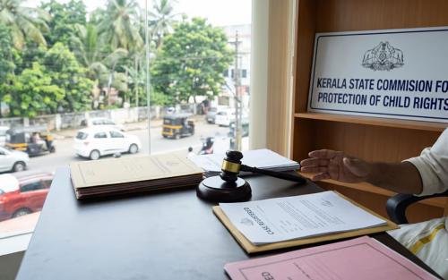 പിഞ്ചുകുഞ്ഞിനെ മടിയിലിരുത്തി കാറോടിപ്പിച്ചു; അപകടകരമായ ഡ്രൈവിംഗിന് കേസെടുത്ത് ബാലാവകാശ കമ്മീഷൻ