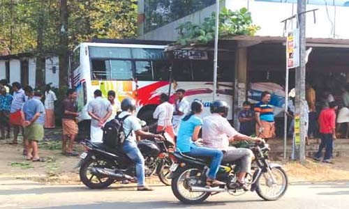 ശബരിമല തീര്ഥാടകര് സഞ്ചരിച്ചിരുന്ന ബസിടിച്ച് സ്കൂട്ടര് യാത്രികനായ പ്ളസ്ടു വിദ്യാര്ഥി മരിച്ചു ശബരിമല തീര്ഥാടകര് സഞ്ചരിച്ചിരുന്ന ബസിടിച്ച് സ്കൂട്ടര് യാത്രികനായ പ്ളസ്ടു വിദ്യാര്ഥി മരിച്ചു