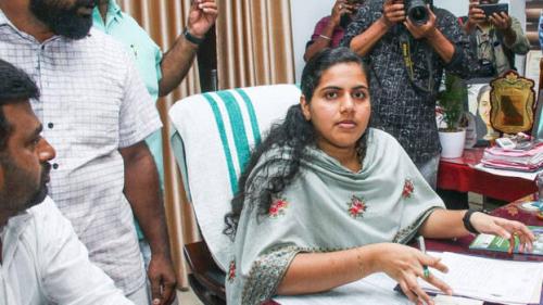 കത്ത് വിവാദം; മേയർക്ക് പറയാനുള്ളത് കേട്ടതിന് ശേഷം തീരുമാനമെടുക്കാമെന്ന് ഹൈക്കോടതി കത്ത് വിവാദം; മേയർക്ക് പറയാനുള്ളത് കേട്ടതിന് ശേഷം തീരുമാനമെടുക്കാമെന്ന് ഹൈക്കോടതി