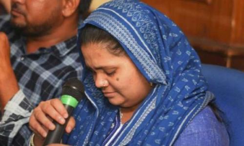 കൂട്ട ബലാത്സംഗം ചെയ്ത 11 പ്രതികളെ മോചിപ്പിച്ച സംഭവം; ബിൽക്കിസ് ബാനു സമർപ്പിച്ച പുനഃപരിശോധനാ ഹർജി സുപ്രീം കോടതി തള്ളി കൂട്ട ബലാത്സംഗം ചെയ്ത 11 പ്രതികളെ മോചിപ്പിച്ച സംഭവം; ബിൽക്കിസ് ബാനു സമർപ്പിച്ച പുനഃപരിശോധനാ ഹർജി സുപ്രീം കോടതി തള്ളി