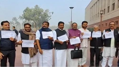 ശബരിമല സ്വര്‍ണ്ണക്കൊള്ളയില്‍ പാര്‍ലമെന്റ് കവാടത്തില്‍ യുഡിഎഫ് എംപിമാരുടെ പ്രതിഷേധം