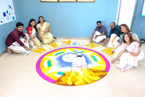 ചന്ദ്രയാൻ മാതൃകയിൽ പൂക്കളമൊരുക്കി അൽ ഹിലാൽ ഹെൽത്ത് കെയർ ചന്ദ്രയാൻ മാതൃകയിൽ പൂക്കളമൊരുക്കി അൽ ഹിലാൽ ഹെൽത്ത് കെയർ