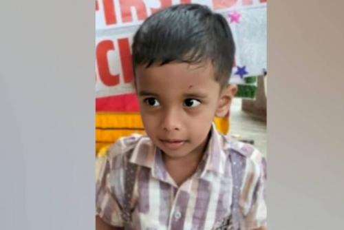 ടേബിളിലെ ഗ്ലാസ് പൊട്ടി കാലിൽ കൊണ്ടു; രക്തം വാർന്ന് LKG വിദ്യാർത്ഥിക്ക് ദാരുണാന്ത്യം ടേബിളിലെ ഗ്ലാസ് പൊട്ടി കാലിൽ കൊണ്ടു; രക്തം വാർന്ന് LKG വിദ്യാർത്ഥിക്ക് ദാരുണാന്ത്യം