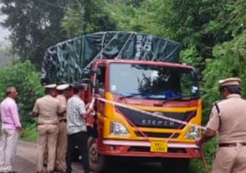കർണാടകയിൽ കന്നുകാലികളെ കയറ്റിയ ലോറി നിർത്താതെ പോയി'; മലയാളി ഡ്രൈവറെ വെടിവെച്ച് വീഴ്ത്തി പൊലീസ് കർണാടകയിൽ കന്നുകാലികളെ കയറ്റിയ ലോറി നിർത്താതെ പോയി'; മലയാളി ഡ്രൈവറെ വെടിവെച്ച് വീഴ്ത്തി പൊലീസ്