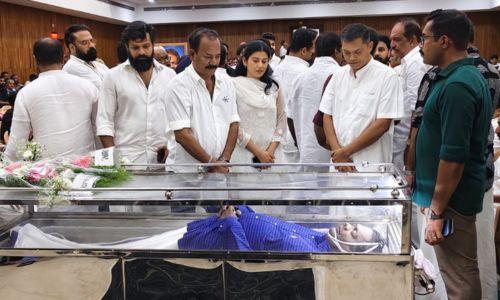ഹാസ്യ സാമ്രാട്ടിന് വിടയോതി കേരളം; സലിം കുമാറിന്റെ ഭൗതികശരീരം പൊതുദർശനത്തിന് വെച്ചു, അന്ത്യാഞ്ജലി അർപ്പിക്കാൻ വൻ ജനാവലി
