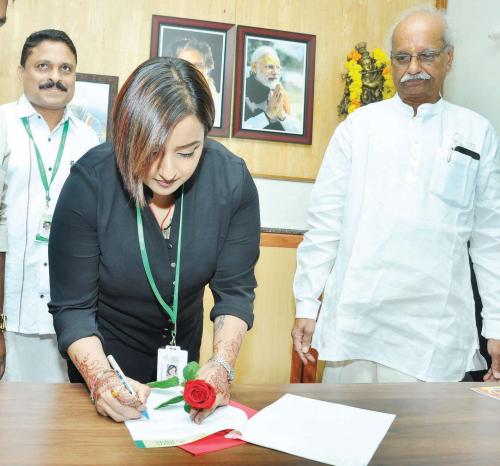 എച്ച്ആർഡിഎസിന്റെ സാമ്പത്തിക സ്രോതസുകളെക്കുറിച്ച് അന്വേഷിക്കണമെന്ന് പരാതി എച്ച്ആർഡിഎസിന്റെ സാമ്പത്തിക സ്രോതസുകളെക്കുറിച്ച് അന്വേഷിക്കണമെന്ന് പരാതി