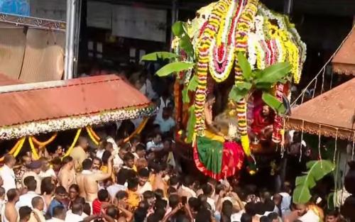 വിദ്യാരംഭത്തിനൊരുങ്ങി ക്ഷേത്രങ്ങള്‍; മൂകാംബികയുള്‍പ്പടെ പ്രമുഖ ക്ഷേത്രങ്ങളില്‍ ഭക്തജനതിരക്ക്