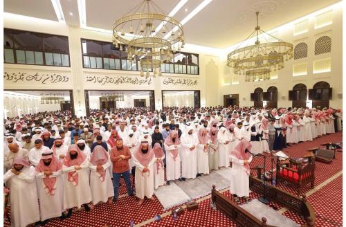 ബഹ്‌റൈനിലെ പള്ളികളിൽ ഇന്നലെയെത്തിയത് നിരവധി പേർ; പുണ്യരാവിൽ പ്രാർത്ഥനാനിർഭരമായി രാജ്യം