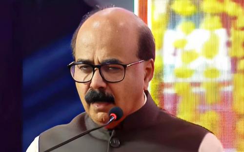 'പാറ്റകളല്ലാത്തവർ ഉറക്കെ പറയൂ...'; സദസ്സ് മിണ്ടാതായതോടെ വേദിയിൽ കുടുങ്ങി കേരള വിസി