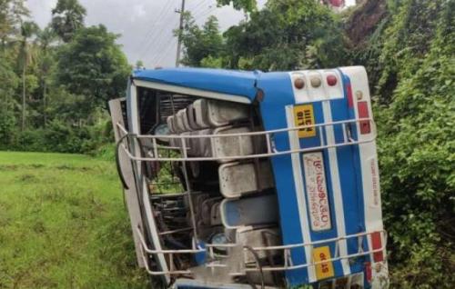 പാലക്കാട്ട് ബസ് പാടത്തേക്ക് മറിഞ്ഞ് പത്തോളം പേർക്ക് പരിക്ക്    