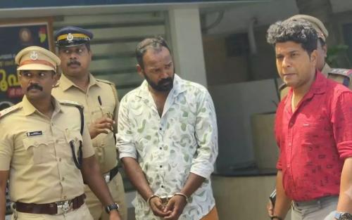 തൃശ്ശൂരിൽ ബ്ലൂടൂത്ത് സ്പീക്കറിനെ ചൊല്ലി തർക്കം; കുട്ടികൾ ഉൾപ്പെടെ നാല് പേരെ തീ കൊളുത്തി കൊലപ്പെടുത്താൻ ശ്രമിച്ചയാൾ പിടിയിൽ