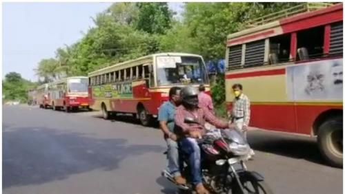 കണ്ണൂർ കാസർഗോഡ് അതിർത്തിയിൽ പ്രവാസികൾ കുടുങ്ങി; ക്വാറന്റീൻ സൗകര്യം ഒരുക്കുമെന്ന് അധികൃതർ കണ്ണൂർ കാസർഗോഡ് അതിർത്തിയിൽ പ്രവാസികൾ കുടുങ്ങി; ക്വാറന്റീൻ സൗകര്യം ഒരുക്കുമെന്ന് അധികൃതർ