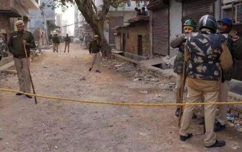 ഗുണ്ടാസംഘങ്ങളുടെ കേന്ദ്രങ്ങളില്‍ റെയ്ഡ്; പണവും ആയുധങ്ങളും പിടിച്ചെടുത്തു